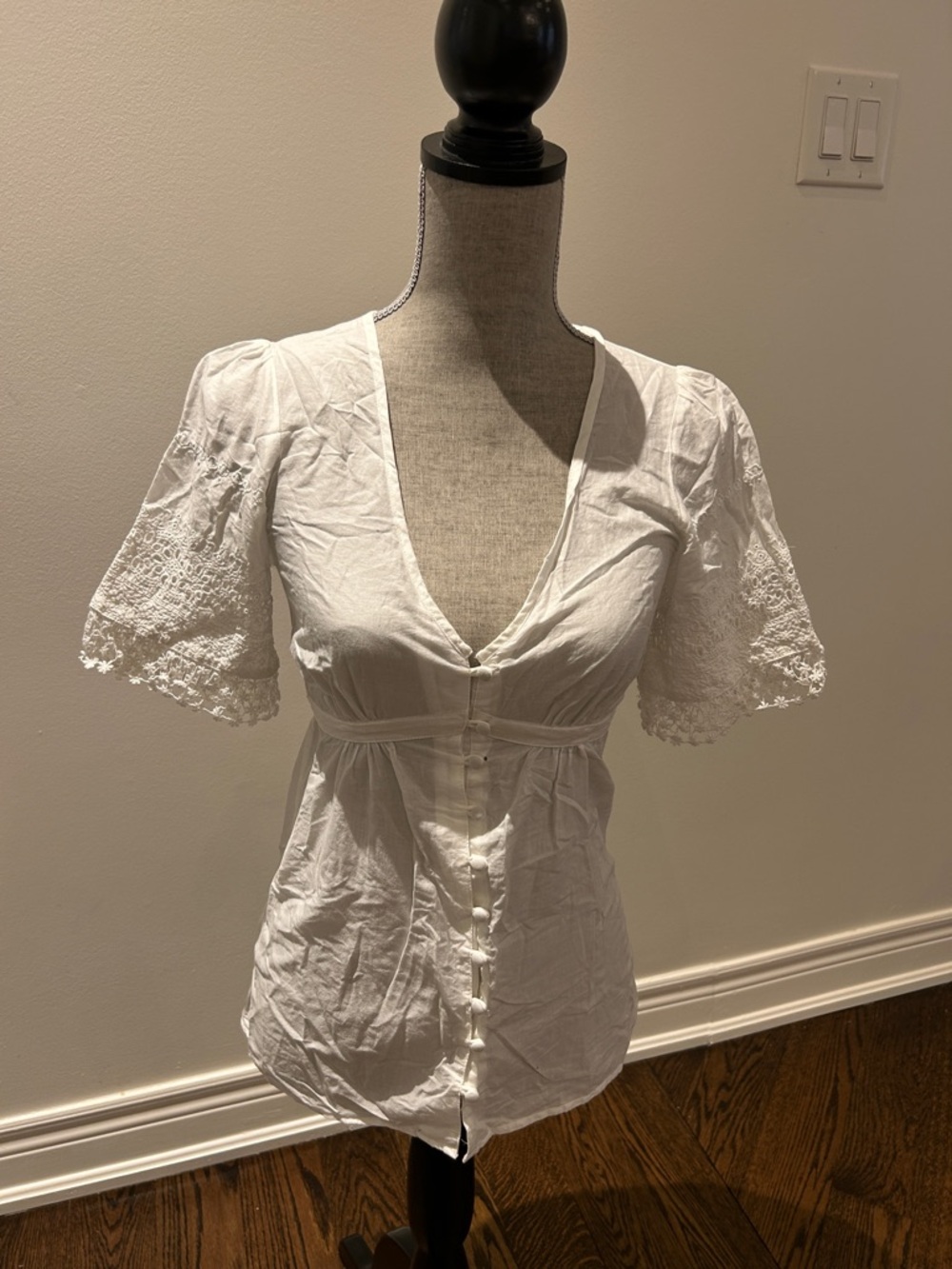 Guess White V-Neck Button-Front Lace Sleeve Blouse